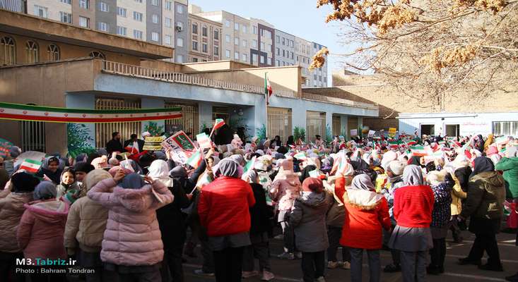 برگزاری جشن پیروزی انقلاب در مدارس سطح حوزه شهرداری منطقه ۳