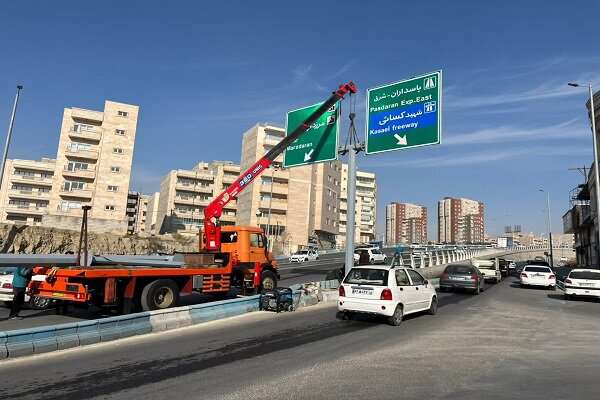 نصب تابلوهای راهنمایی در بزرگراه‌ پاسداران و سپهر