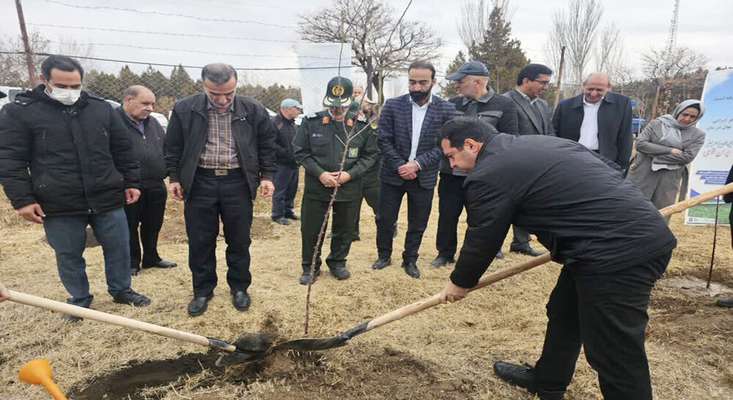 برگزاری آیین گرامیداشت هفته درختکاری با کاشت نمادین چند اصله نهال در سپاه عاشورا