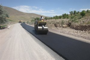 آغاز آسفالت راه روستایی محور بیرم آباد -امیرآباد در شهرستان فاروج در خراسان شمالی