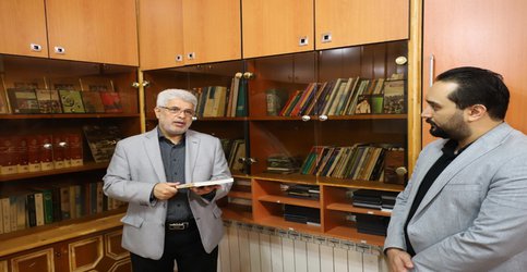 اهدای کُتُب و لوح های فشرده از سوی عاقل منش، رییس کمیسیون فرهنگی اجتماعی در بازدید از کتابخانه روابط عمومی شورا