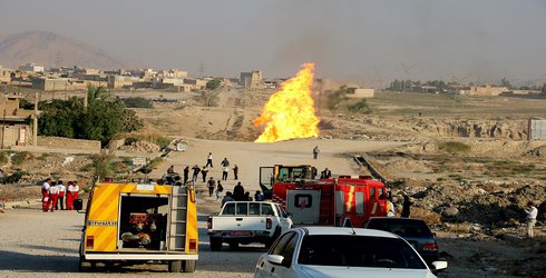 تلاش جهادی آتشنشانان ایثارگر و پرسنل شهرداری باغملک در مهار آتش سوزی خط انتقال گاز