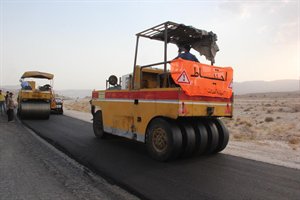 انجام عملیات روکش آسفالت و راهداری محوری در بخش جویم لارستان