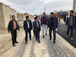 بازدید فرماندار مراوه تپه از آسفالت معابر روستای شیخلر