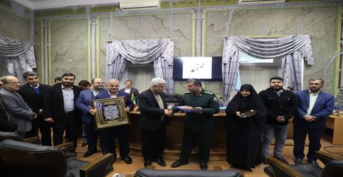 تقدیر اعضای شورای اسلامی شهر رشت از مدیر کل بنیاد حفظ آثار و نشر ارزشهای دفاع مقدس استان گیلان و هیات همراه به مناسبت هفته بسیج در صحن شورا
